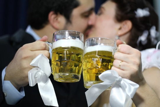 Saiba como escolher a melhor distribuidora de chopp para o seu casamento!